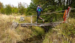 En esta imagen se encuentra una persona practicando el trail running.