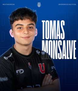 En la imagen se ve a Tomás Monsalve, en la presentación por el club Universidad de Chile Futsal. Presentación de Tomás Monsalve por la Universidad de Chile Futsal(Imagen de uchfutsal.cl)