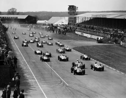 En la imagen se ve una carrera de autor formula en 1950 en el circuito de Silverstone, UK.
