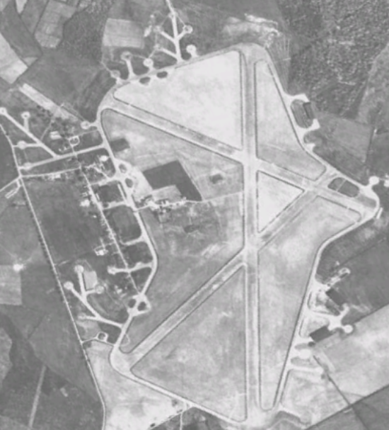 En la imagen se ve una captura aérea de lo que era la base aérea donde inicio el circuito de Silverstone.
