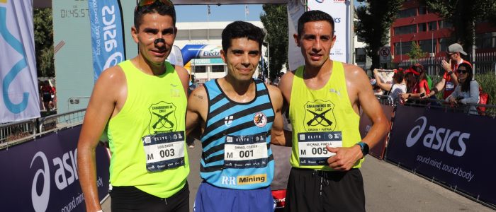 En esta foto se encuentran los 3 ganadores de la distancia 42 kilometros.