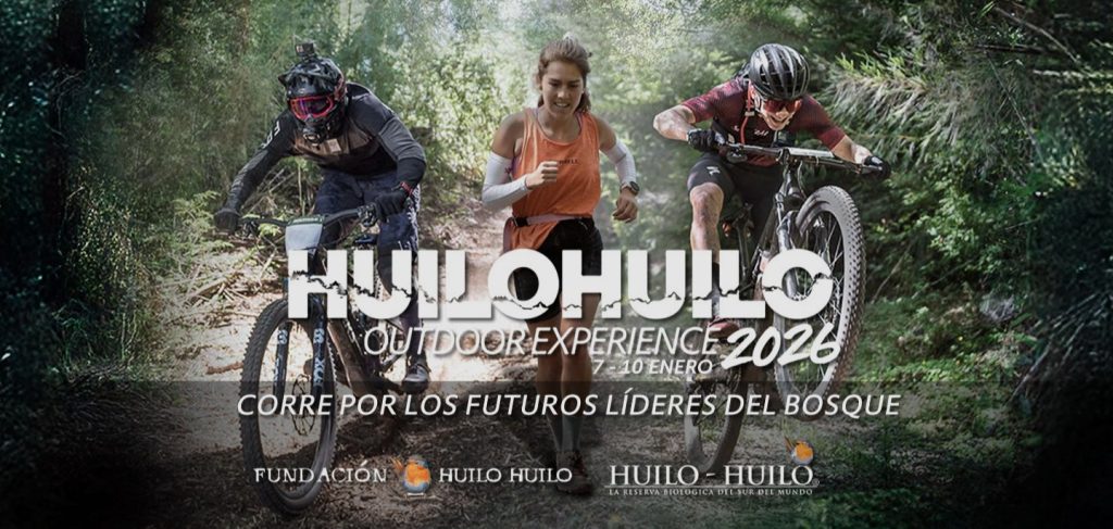 En esta imagen se encuentra las fechas y el nombre del evento, junto con el nombre de la fundación que lo organiza. Además hay tres personas ejecutando las disciplinas de trail running, MTB XC Maratón y Enduro en la Reserva biológica Huilo Huilo. 