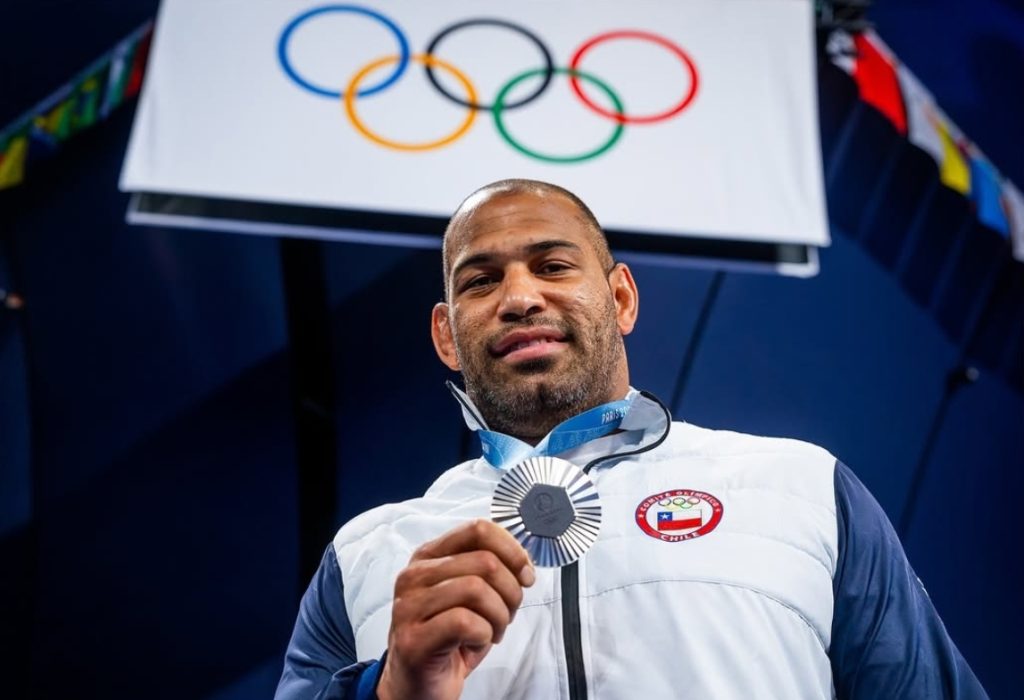 Yasmani Acosta con la medalla de plata de los JJ.OO de París 2024.