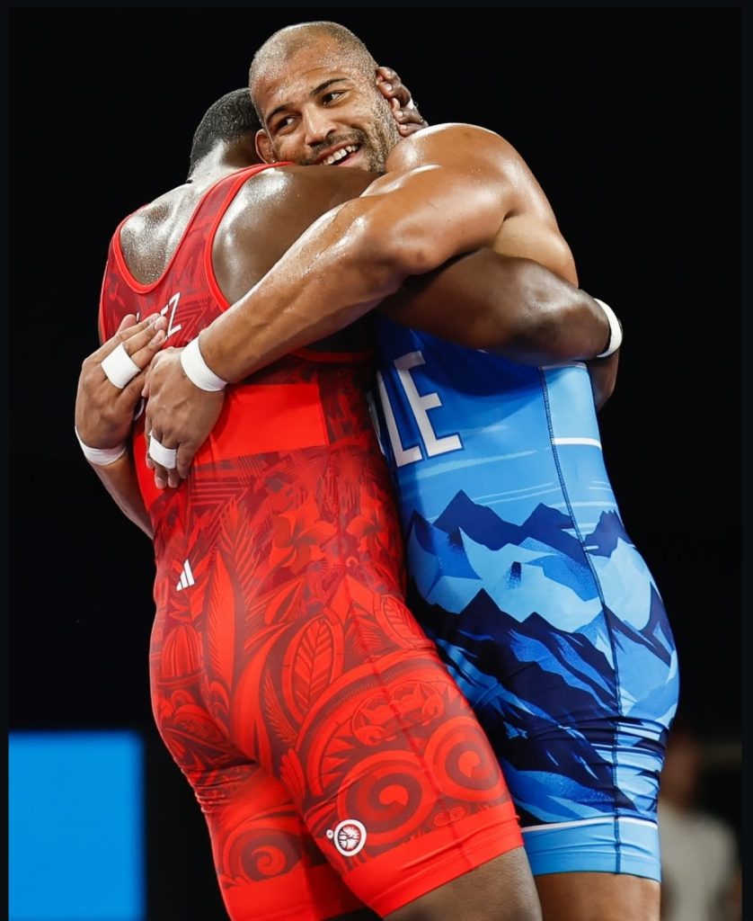 Yasmani Acosta junto a su amigo y ex compañero de equipo, Mijaín López.