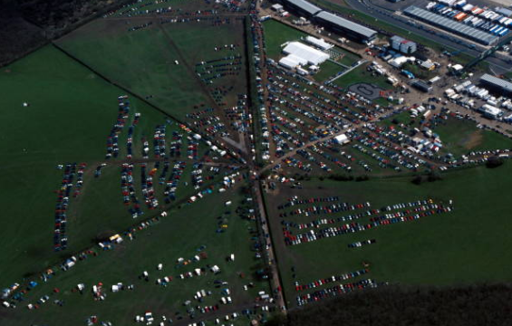 En la imagen se un plano aéreo del parque de estacionamientos del circuito de Silverstone.