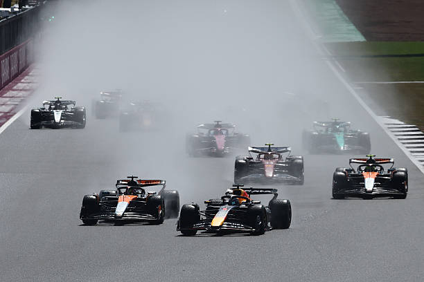 En la imagen se ve la largada inicial del Gran Premio de Gran Bretaña de 2025.