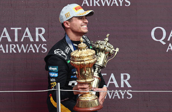 En la imagen se ve al vigente ganador del último gran premio de gran bretaña en silverstone, Lando Norris sosteniendo el trofeo por el primer lugar.