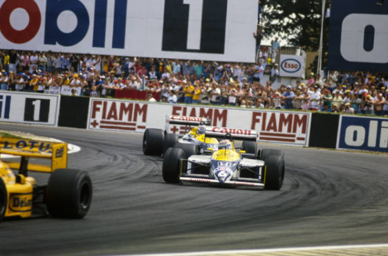 En la imagen se ve al piloto de Williams F1 team, Nigel Mansell pasado por la curva rediseñada, Becketts.