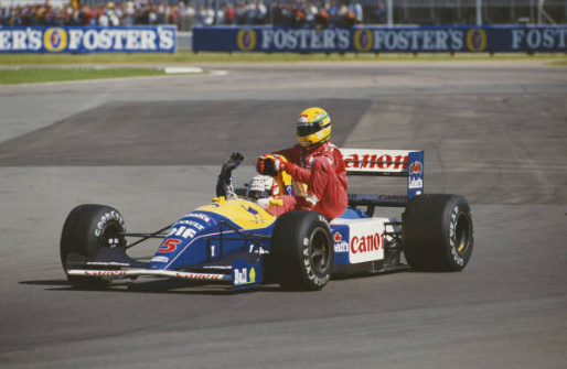 En la imagen se va a Nigel Mansell en su auto del equipo Williams y al costado de la cabina del piloto se encuentra el piloto brasileño, Ayrton Senna de McLaren

